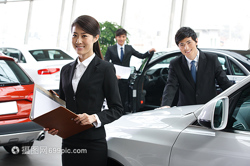 奢華青年女性汽車(chē)銷售人員的著裝之道 專業(yè)與優(yōu)雅的完美融合